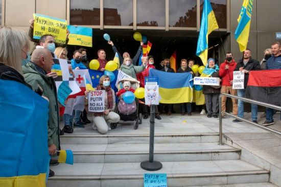 Ukrainians living in Catalonia demonstrating outside the Ukrainian consulate in Barcelona (by Gerard Escaich Folch)